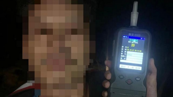 一名酒駕人員酒駕途中被修文縣公安局交警大隊抓獲。