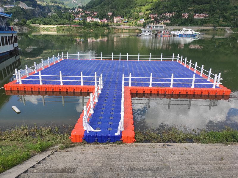 t圖為：搭建的水上舞臺(tái)