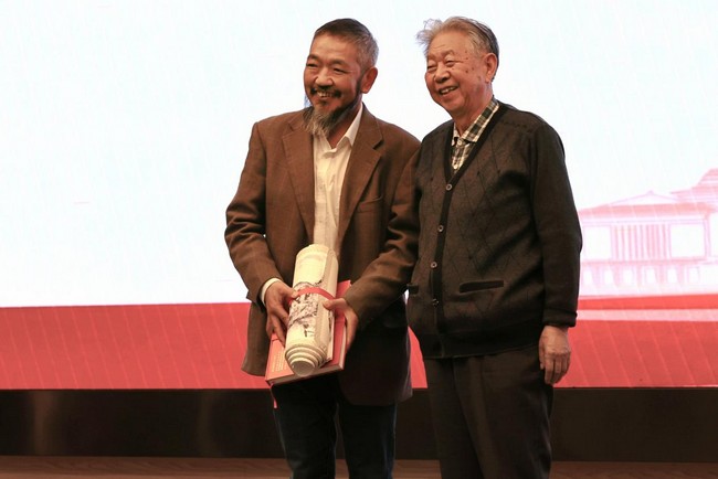 贈書儀式現場。