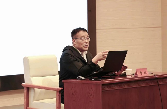 中鋁集團首席工程師、 中鋁智能科技發展有限公司首席技術官、國家鋁鎂電解裝備工程技術研究中心副主任曹斌作宣講。