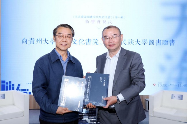 張清接受貴州人民出版社有限公司黨委書記、社長朱文訊贈書。