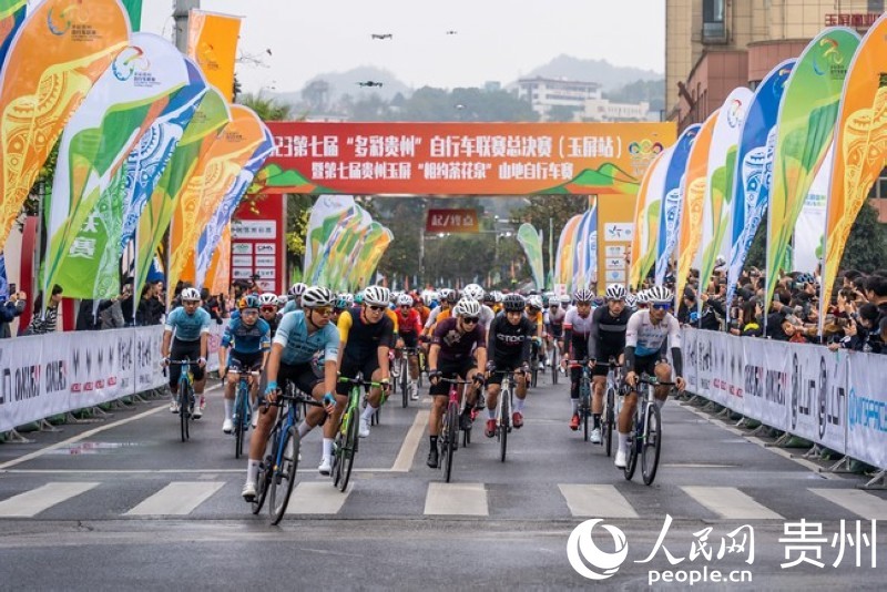 2023第七屆“多彩貴州”自行車聯(lián)賽總決賽男子公路精英組比賽現(xiàn)場。人民網(wǎng)記者 涂敏 攝