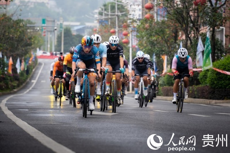 2023第七屆“多彩貴州”自行車聯賽總決賽男子公路精英組比賽現場。人民網記者 涂敏 攝