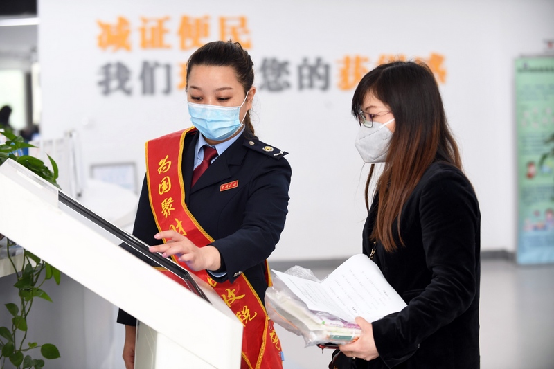 稅務人員正在引導納稅人自助辦理稅務。圖片由貴州省稅務局提供