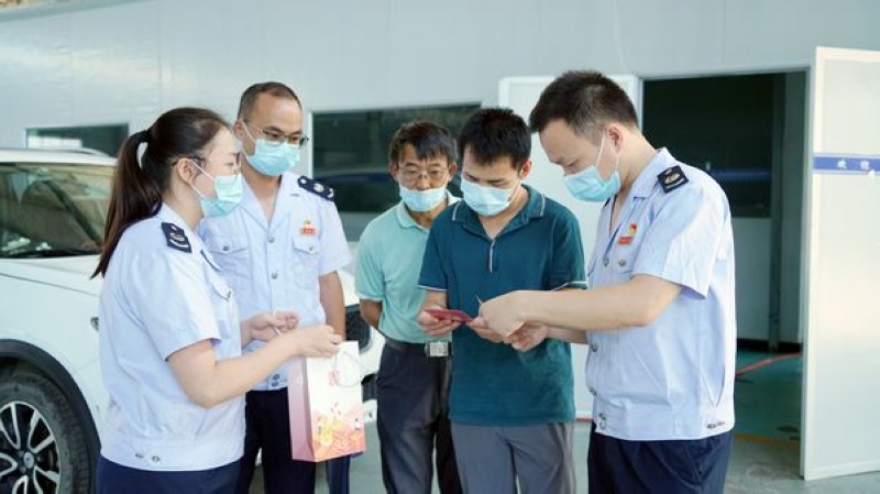 稅務人員向納稅人講解稅收優惠政策和辦稅繳費便利化舉措。銅仁市稅務局供圖