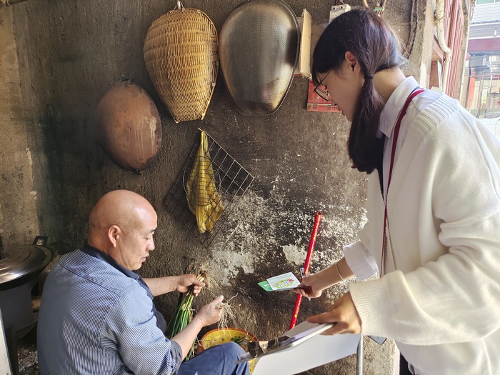 “戶戶見面”進行垃圾分類宣傳。