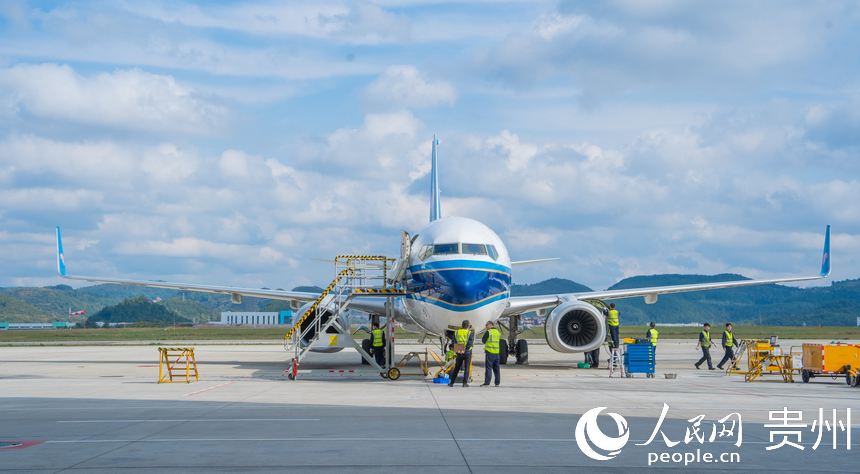 南航貴州公司對飛機開展C3檢工作。人民網 陽茜攝