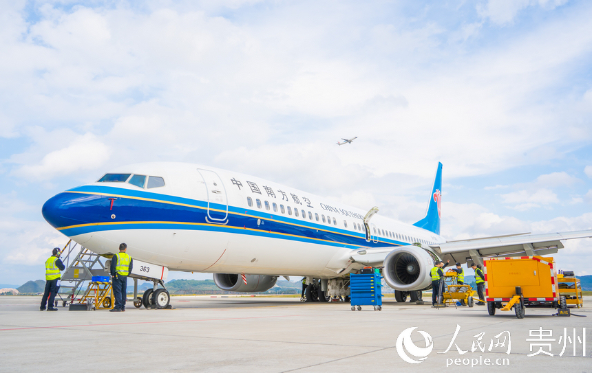 南航貴州公司對飛機開展C3檢工作。人民網 陽茜攝