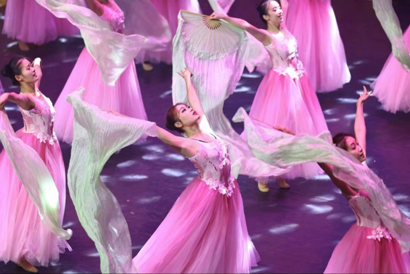 交響舞蹈《春天的故事》。