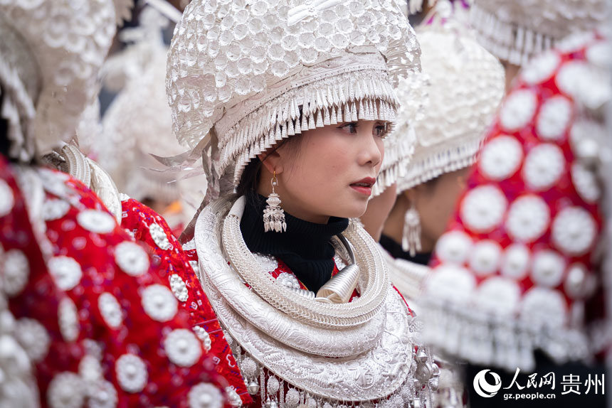 “蘆笙會”現場，參加盛裝游演的苗族同胞。人民網記者 涂敏攝