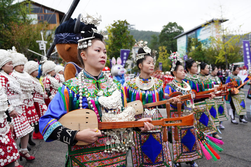 現(xiàn)場(chǎng)少數(shù)民族表演精彩紛呈。2023貴州環(huán)雷公山馬拉松組委會(huì)供圖