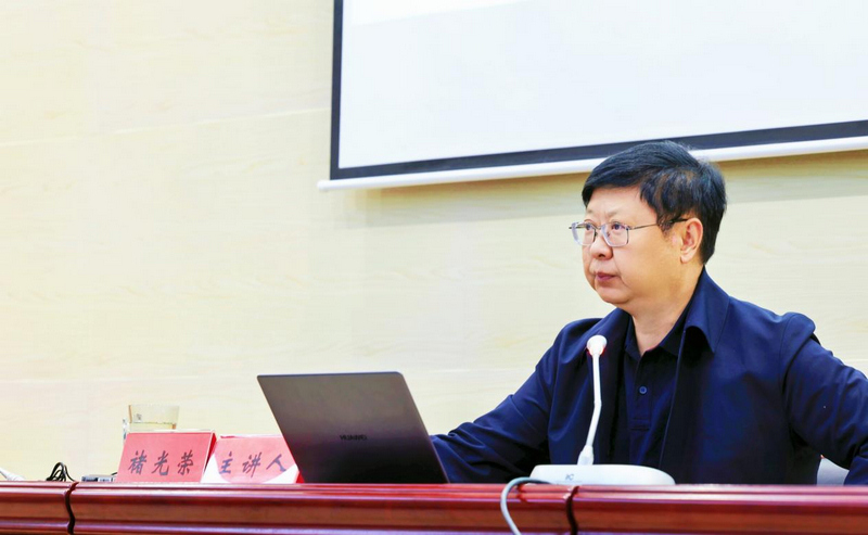 校黨委書(shū)記褚光榮講授形勢(shì)與政策課。