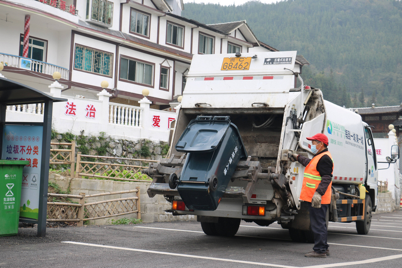 清運(yùn)垃圾。