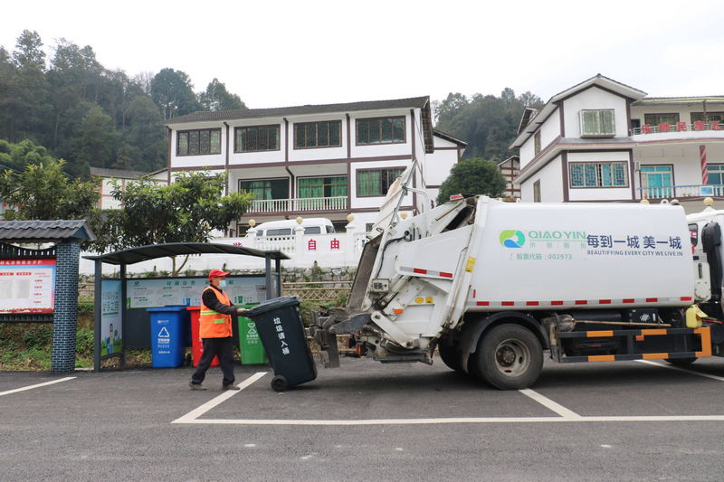 清運(yùn)垃圾。