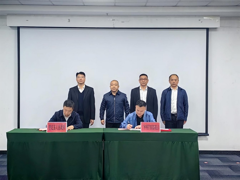 1 圖為在邱仙來政協委員工作室的大力引薦下，廣州中科醫療美容儀器有限公司與普定縣人民政府簽訂智薈生物醫藥產業園項目投資合同。.jpg