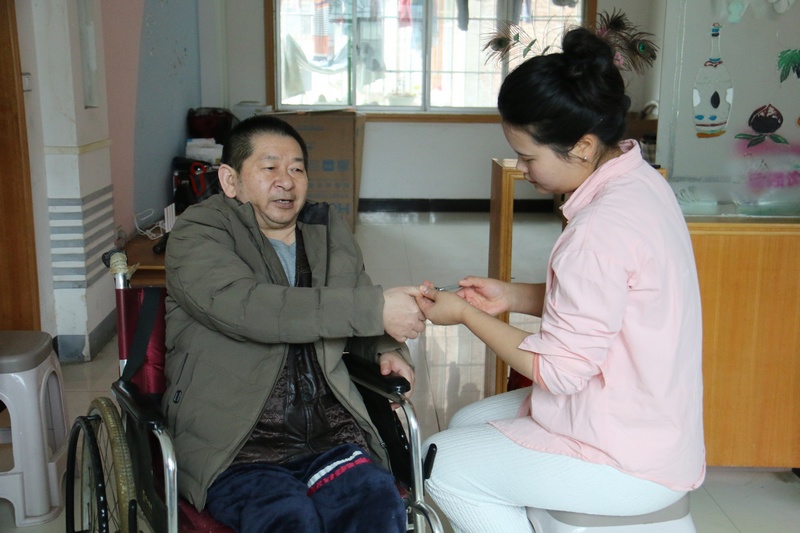 95后照顧癱瘓養父18年 用時光堅守孝道。