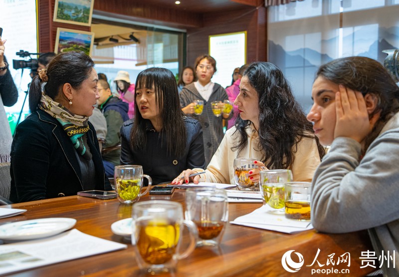 3.歐亞國家記者在神鵲茶場品茗。人民網 陽茜攝.jpg