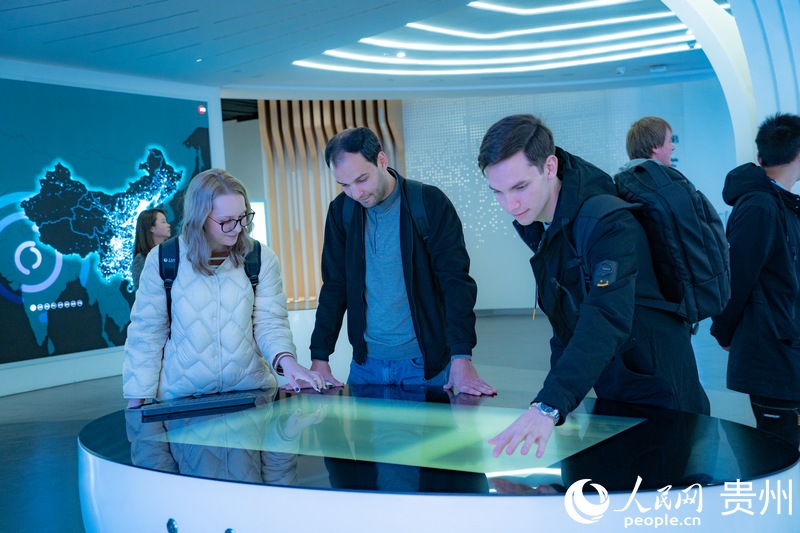 8.歐亞國家記者查看大數據應用。人民網 陽茜攝.jpg