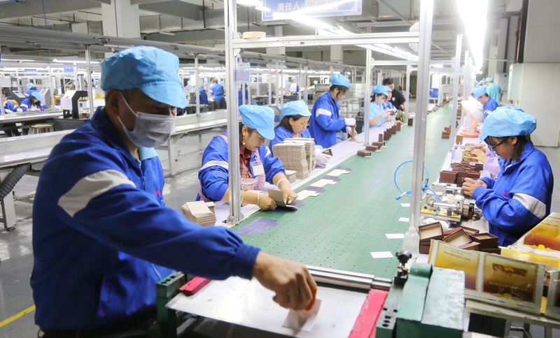 貴州銘豐包裝有限公司車間內工人們正在流水線上忙碌著。