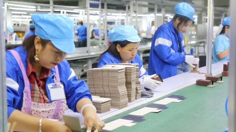 貴州銘豐包裝有限公司車間內工人們正在流水線上忙碌著。