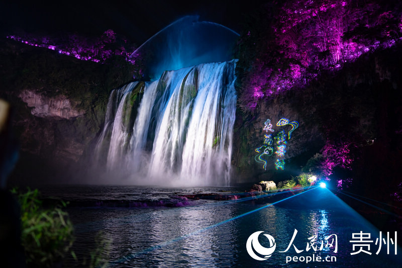 光影中的黃果樹大瀑布。人民網 陽茜攝