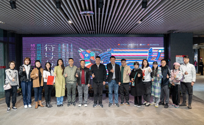 與會(huì)人員合影留念。