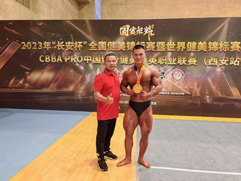 李科廷與貴州民族大學體育與健康學院屈文貴老師合影。