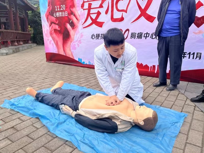 醫生正在示范心肺復蘇的操作標準.jpg