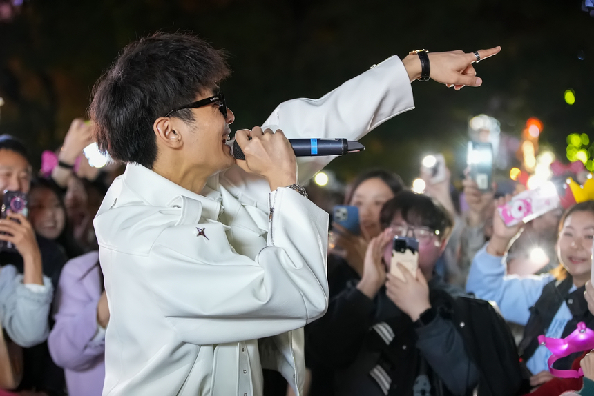 歌手與觀眾互動。李儒鑫攝