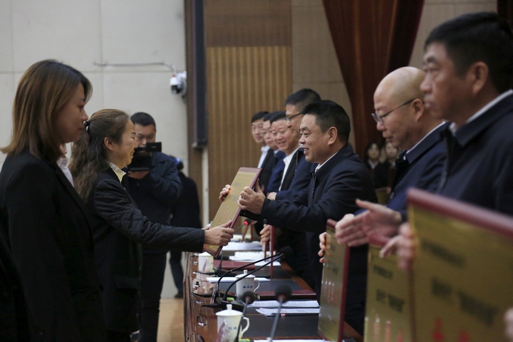 楓橋經(jīng)驗授牌現(xiàn)場。