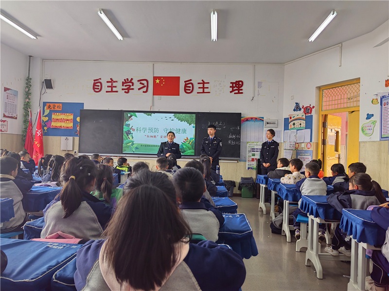 楊宸曦家長給孩子們上健康教育課。.jpg