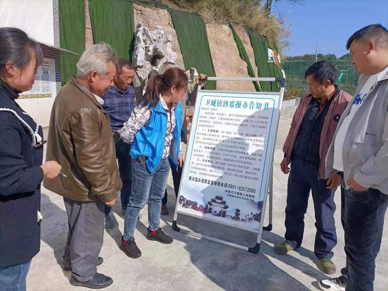 志愿者引導群眾了解《酒席操辦告知書》。鄭凌峰 攝.jpg