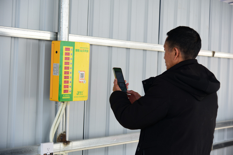 坪子社區(qū)居民使用充電樁掃碼充電。汪沙攝