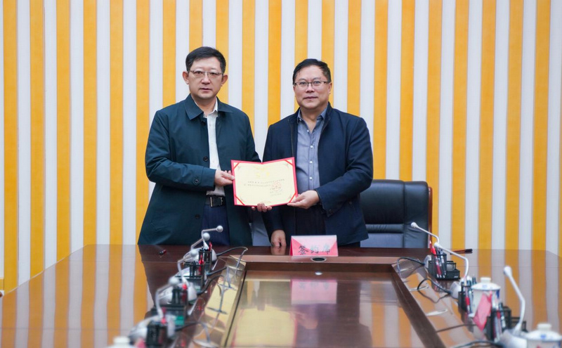 王林校長向孟杰教授頒發(fā)聘書。