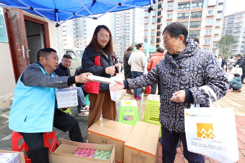 (1)2023年12月9日，清鎮市鄉愁社區云夢小鎮。圖為活動現場志愿者為小區居民兌換誠信獎品。（任芳靚 攝）.jpg