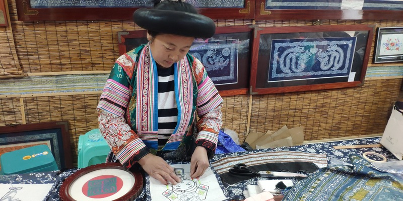 劉恩利刺繡服裝圖案。龔曉宏 攝.jpg