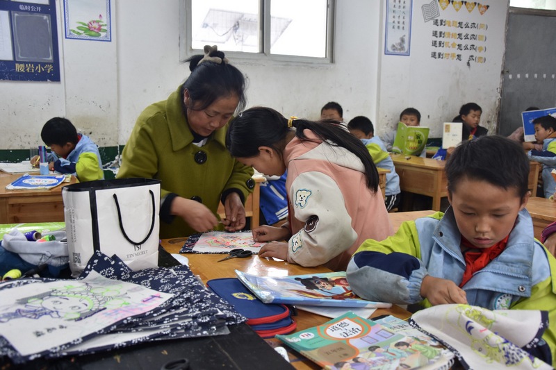 劉恩利給小學(xué)生上刺繡課。徐揚(yáng) 攝.jpg