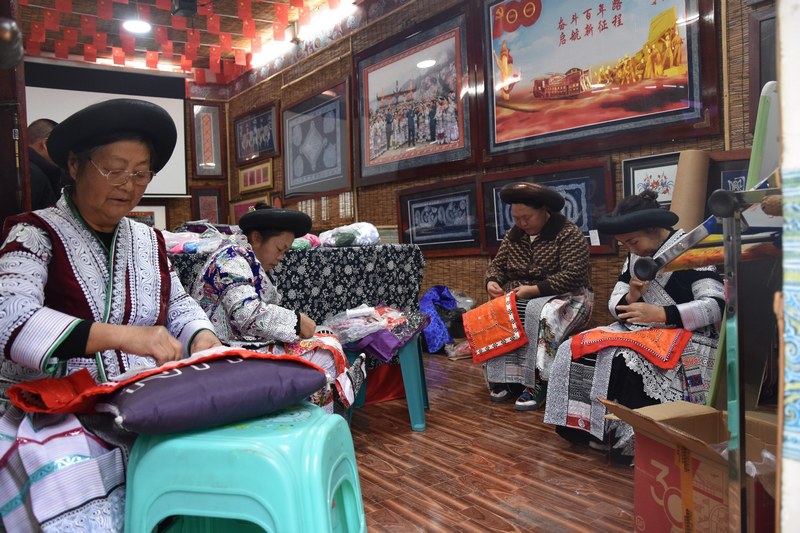 繡娘刺繡苗族服裝。徐揚(yáng) 攝.jpg