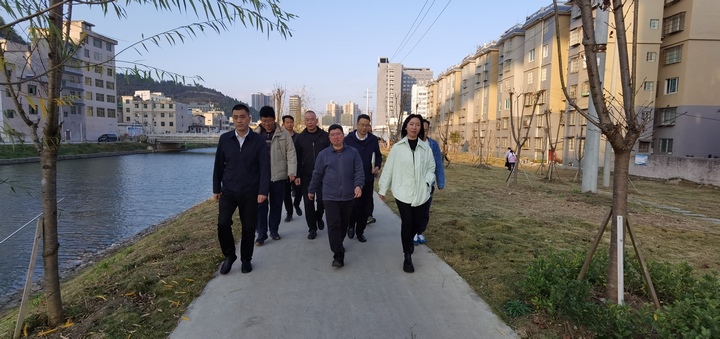 平壩：王金源開展四下基層工作暨調研槎白河沿線環保督查問題整改情況。