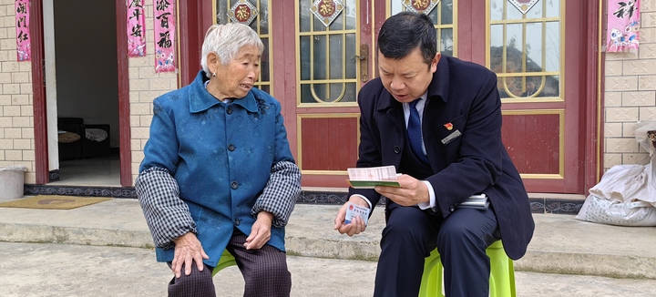 為行動不便老人辦理金融業務。