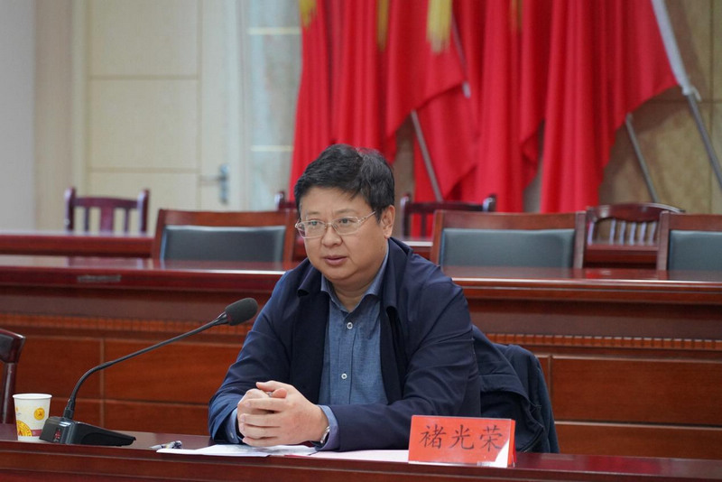 貴州民族大學黨委書記褚光榮講話。