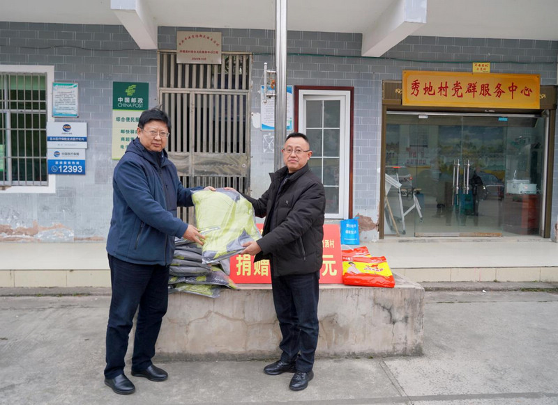 貴州民族大學黨委書記褚光榮為駐村工作隊送御寒物資。