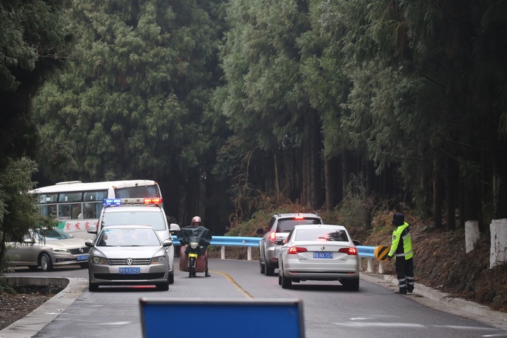 交警出勤維持道路通暢。