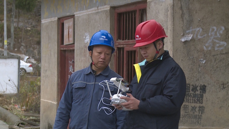 供電人員正在操作無人機巡查電路。（楊永鳳 攝）.jpg