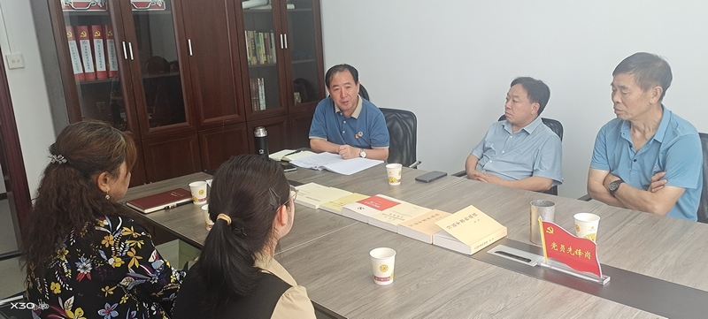 畢節市民政局社會組織第三聯合黨支部在“雙基地”黨員活動室組織召開黨員大會。