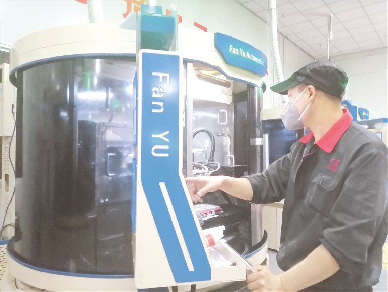 郭進攝 產業(yè)園區(qū)內企業(yè)解決群眾就業(yè)。