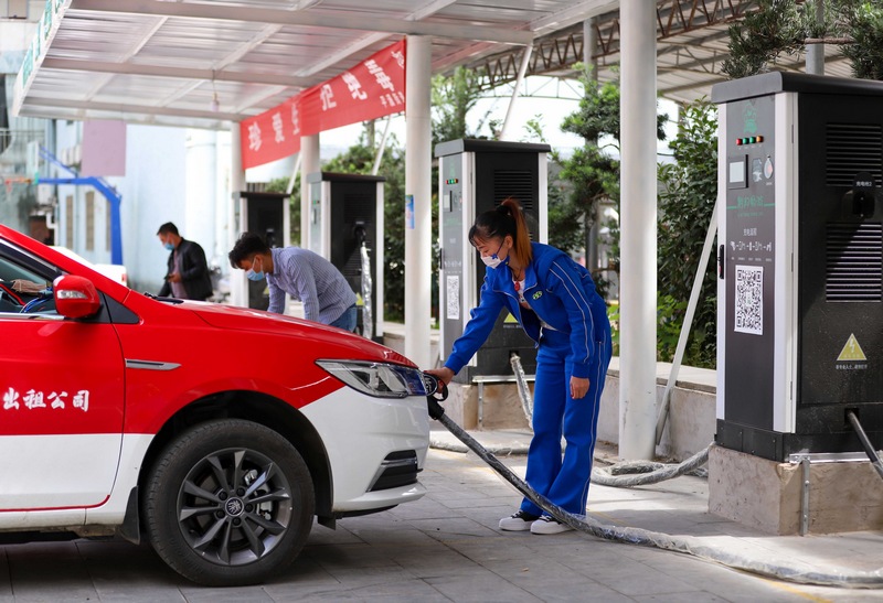群眾在平溪街道昕昕充電站給新能源出租車充電。徐雪攝