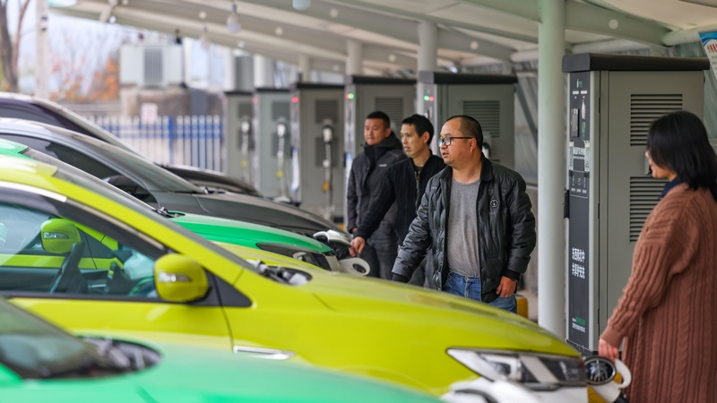 群眾正在貴州東聯勇躍充電站充電。胡攀學攝