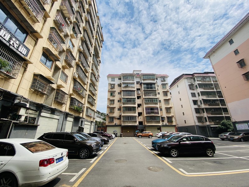 改造后的紫林小區一角。