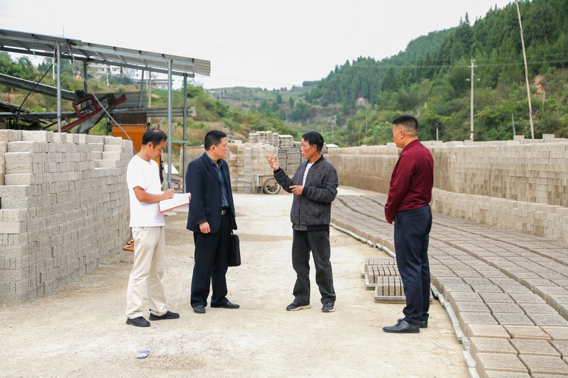 工作人員向黃洪均了解相關情況。